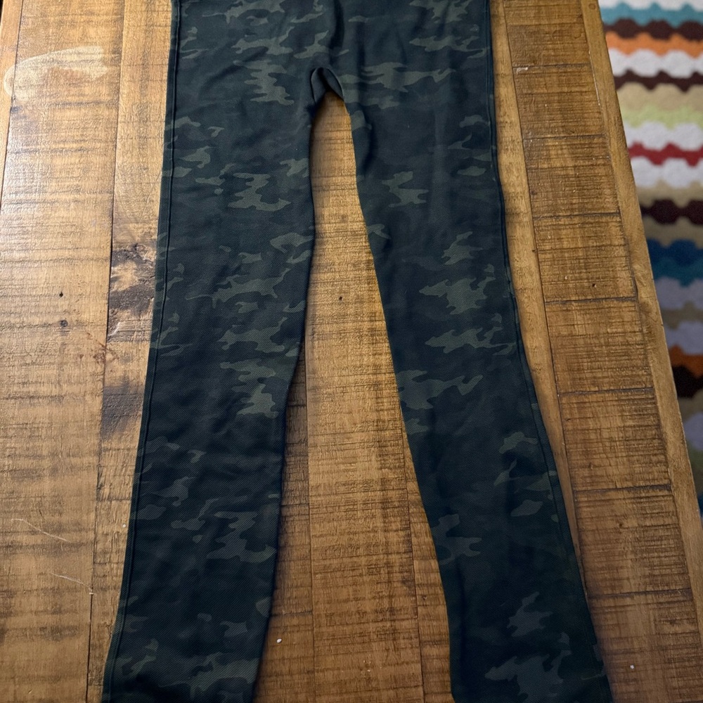 SPANX NWT Women's Dark Green Camo Leggings